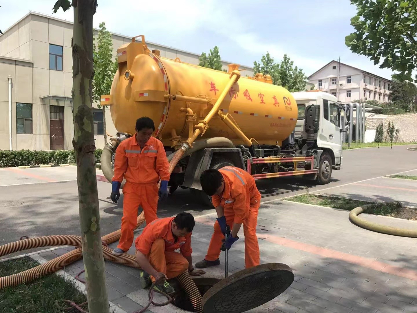 汉阴管道疏通车停在窨井附近