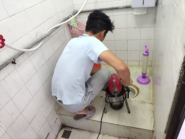 汉阴管道堵塞冒臭气 专业师傅现场解决问题